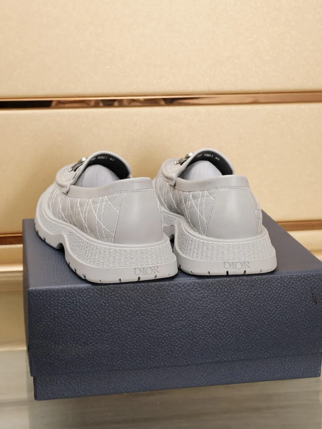 Factory P540💰Dior Buffalo men's low-cut derby casual leather shoes, a new product in the 2025 spring men's series, ideally combines unconventional features with Dior's high-end aesthetic style. The first-layer cowhide upper is decorated with tonal debossed Oblique embroidery, and the thick rubber sole displays a crepe-effect design, which is unique. Adds a modern touch to any look. Practical and stylish, it can be easily paired with a variety of casual looks and is an eye-catching finishing touch! Size: 38-44 (45.46 customized)